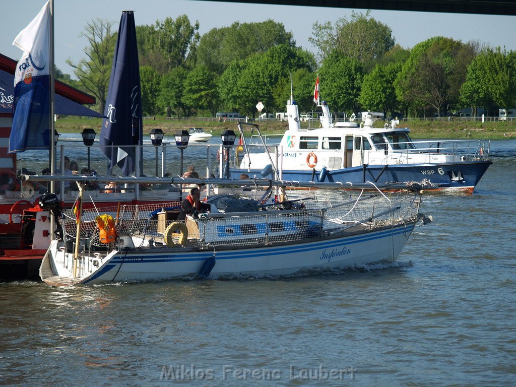 Motor Segelboot mit Motorschaden trieb gegen Alte Liebe bei Koeln Rodenkirchen P088.JPG